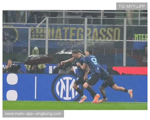 国际米兰中场连续断球推动场面变化:从防守压迫到进攻节奏的转场艺术 国际米兰中场连续断球推动场面变化:从防守压迫到进攻节奏的转场艺术