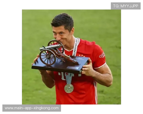 莱万靠脚尖一点传球化腐朽为神奇,拜仁前场思路清晰 莱万靠脚尖一点传球化腐朽为神奇,拜仁前场思路清晰