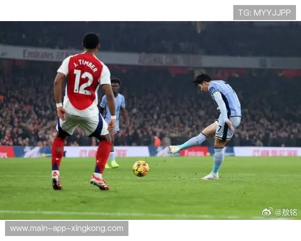 热刺中前场回敲接应创造点球机会