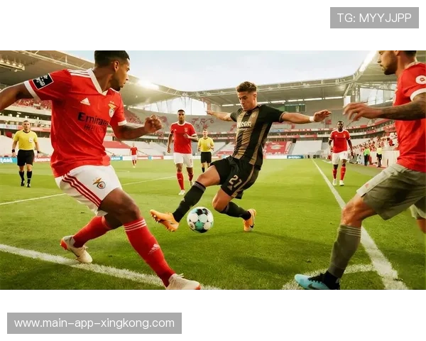 本菲卡定位球套路再次奏效,前场混战中得分 本菲卡定位球套路再次奏效,前场混战中得分